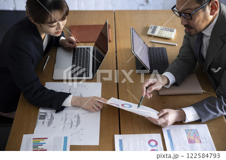 オフィスで働くビジネスパーソン 122584793