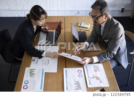 オフィスで働くビジネスパーソン オフィスで働くビジネスパーソン 122584795