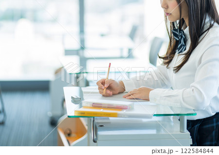 勉強をする女子高校生　撮影協力：学校法人電波学園　東京電子専門学校 122584844