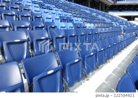 スタジアムの観客席に並ぶ座席シート スタジアムの観客席に並ぶ座席シート 122584921
