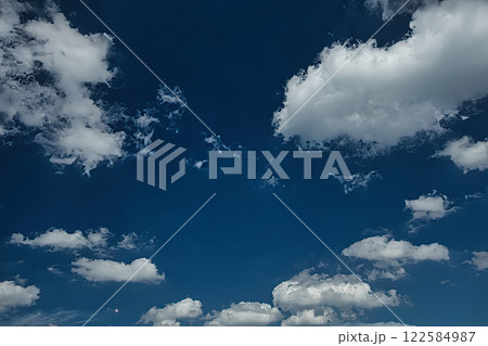 青空と白い雲 122584987