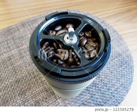 コーヒーを豆から挽いておいしいコーヒーを淹れるコーヒーメーカー コーヒーを豆から挽いておいしいコーヒーを淹れるコーヒーメーカー 122585279