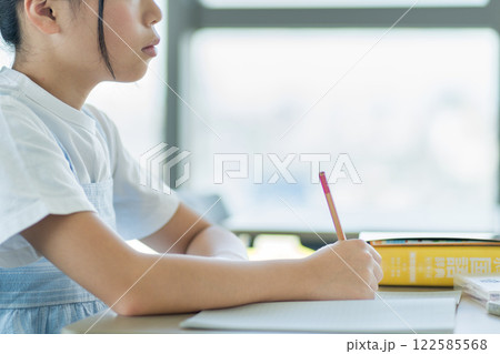 塾で勉強をする女の子　撮影協力：学校法人電波学園　東京電子専門学校 122585568