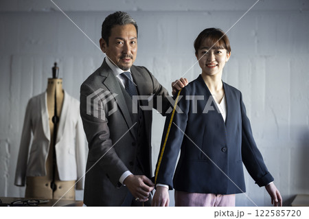 かっこいい仕立て屋の男性 122585720