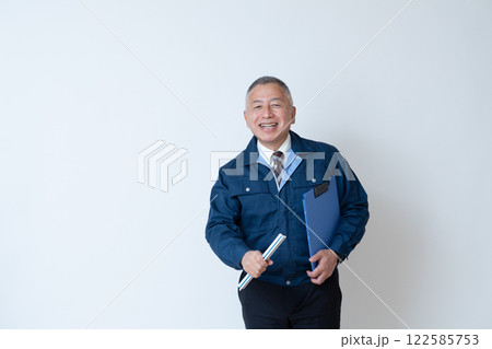 作業着の男性・ベテラン 122585753