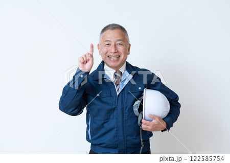 作業着の男性・ベテラン 122585754