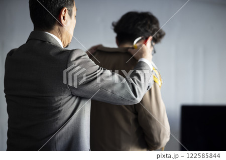 かっこいい仕立て屋の男性 122585844