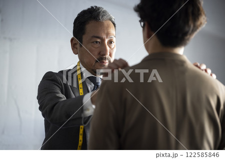 かっこいい仕立て屋の男性 122585846