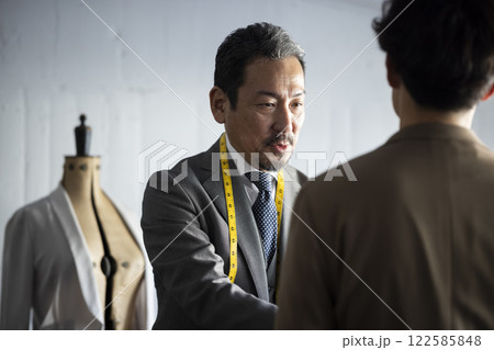 かっこいい仕立て屋の男性 122585848