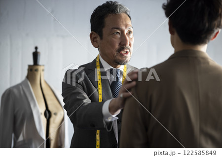かっこいい仕立て屋の男性 122585849