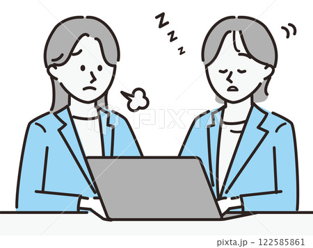 パソコンを使用している女性_居眠り パソコンを使用している女性_居眠り 122585861