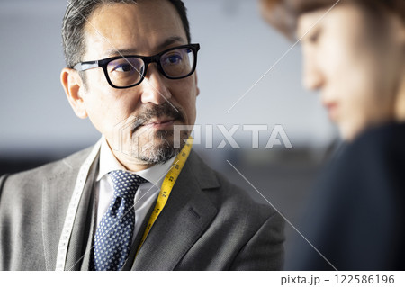 かっこいい仕立て屋の男性 かっこいい仕立て屋の男性 122586196