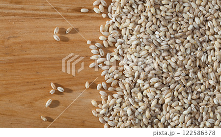 Organic pearl barley 122586378