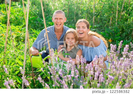 Portrait of happy family 122586382
