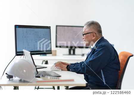 作業着の男性・ベテラン 122586460