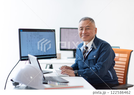 作業着の男性・ベテラン 122586462