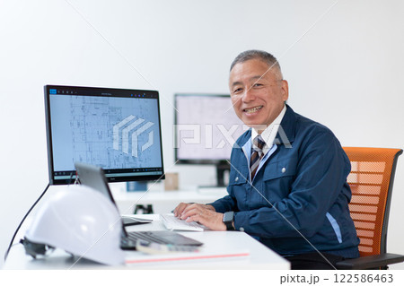 作業着の男性・ベテラン 122586463