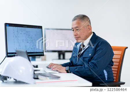 作業着の男性・ベテラン 作業着の男性・ベテラン 122586464