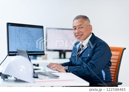 作業着の男性・ベテラン 122586465
