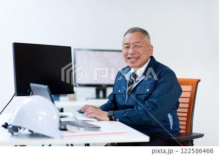 作業着の男性・ベテラン 作業着の男性・ベテラン 122586466