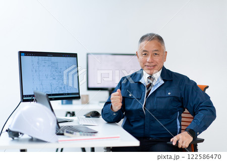 作業着の男性・ベテラン 122586470