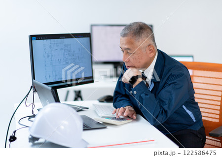 作業着の男性・ベテラン 作業着の男性・ベテラン 122586475