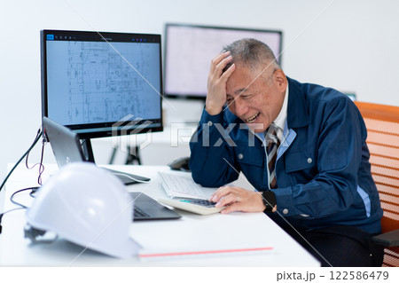 作業着の男性・ベテラン 122586479