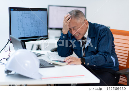 作業着の男性・ベテラン 122586480