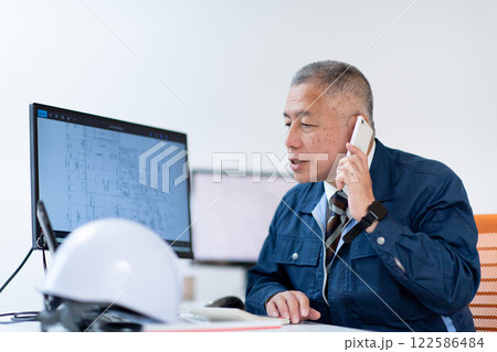 作業着の男性・ベテラン 122586484