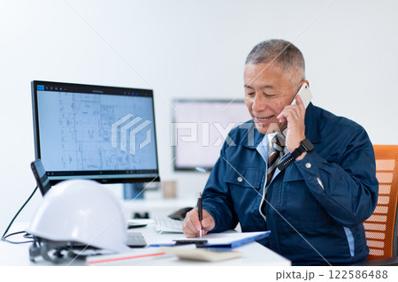 作業着の男性・ベテラン 122586488