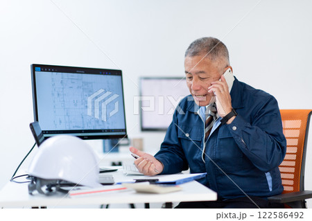 作業着の男性・ベテラン 122586492