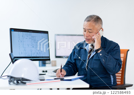 作業着の男性・ベテラン 122586493