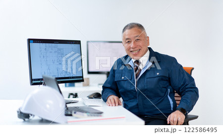 作業着の男性・ベテラン 122586495