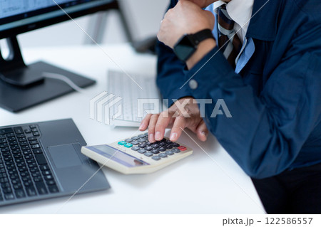 作業着の男性・ベテラン 122586557