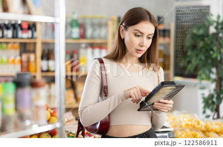 Young woman holding plastic containers with Jiaozi, choose meat semimanufactures 122586911
