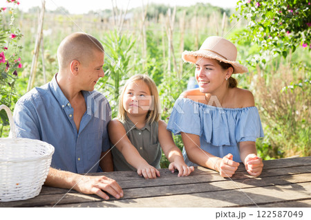 Family resting in garden 122587049
