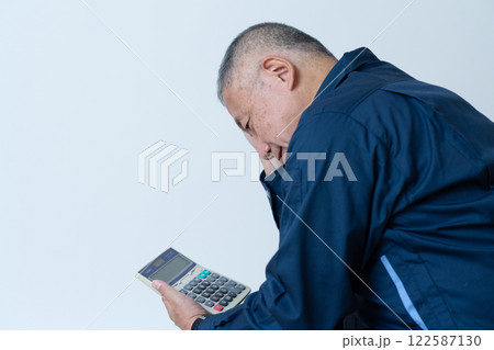 作業着の男性・ベテラン 122587130