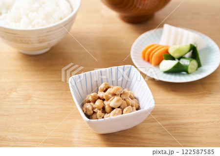 小鉢に盛った納豆 122587585