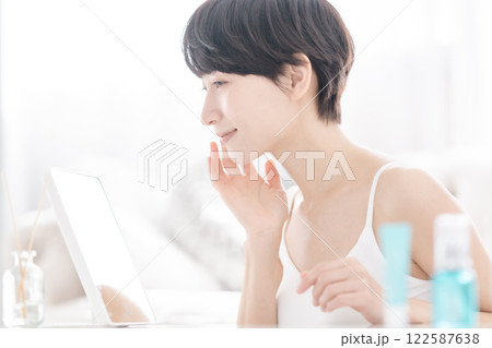 ミドルの女性のビューティーイメージ ミドルの女性のビューティーイメージ 122587638