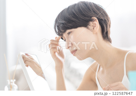 エイジングケアをするミドルの女性 122587647