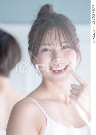 歯並びの良い若い女性 122587677