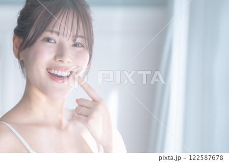 歯並びの良い若い女性 歯並びの良い若い女性 122587678