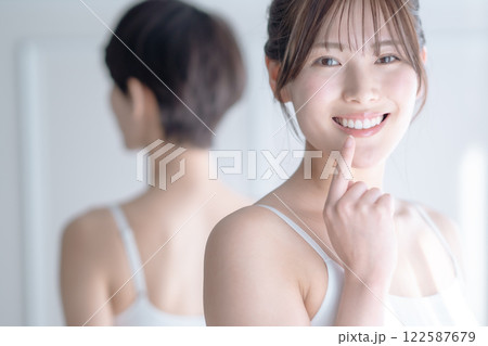 歯並びの良い若い女性 122587679