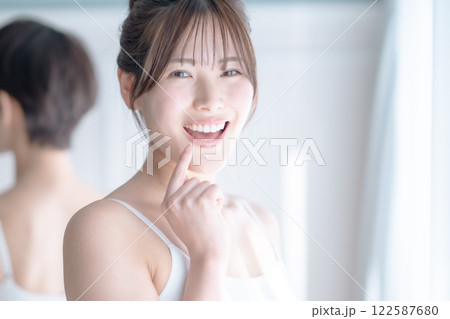 歯並びの良い若い女性 歯並びの良い若い女性 122587680