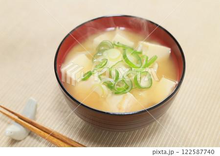 シンプル、ねぎと豆腐の味噌汁(湯気あり) シンプル、ねぎと豆腐の味噌汁(湯気あり) 122587740