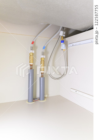 水漏れで交換後の蛇口の配管（ビフォーアフター素材） 122587755