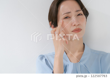 顔に手をあてるミドル女性 顔に手をあてるミドル女性 122587763