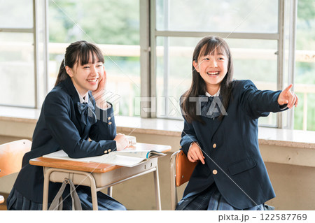 学校の教室で友達・クラスメイト・同級生と休憩時間に話す小学生・中学生・高校生 学校の教室で友達・クラスメイト・同級生と休憩時間に話す小学生・中学生・高校生 122587769