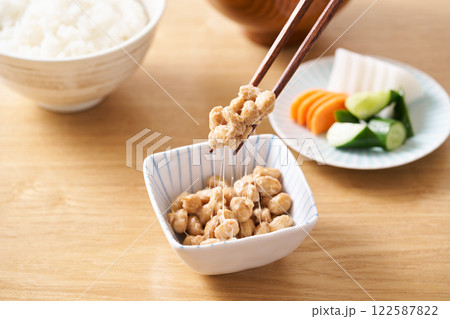 小鉢に盛った納豆 小鉢に盛った納豆 122587822