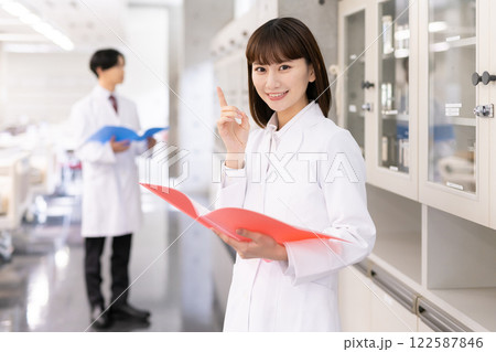 白衣でのビジネスのイメージ 122587846